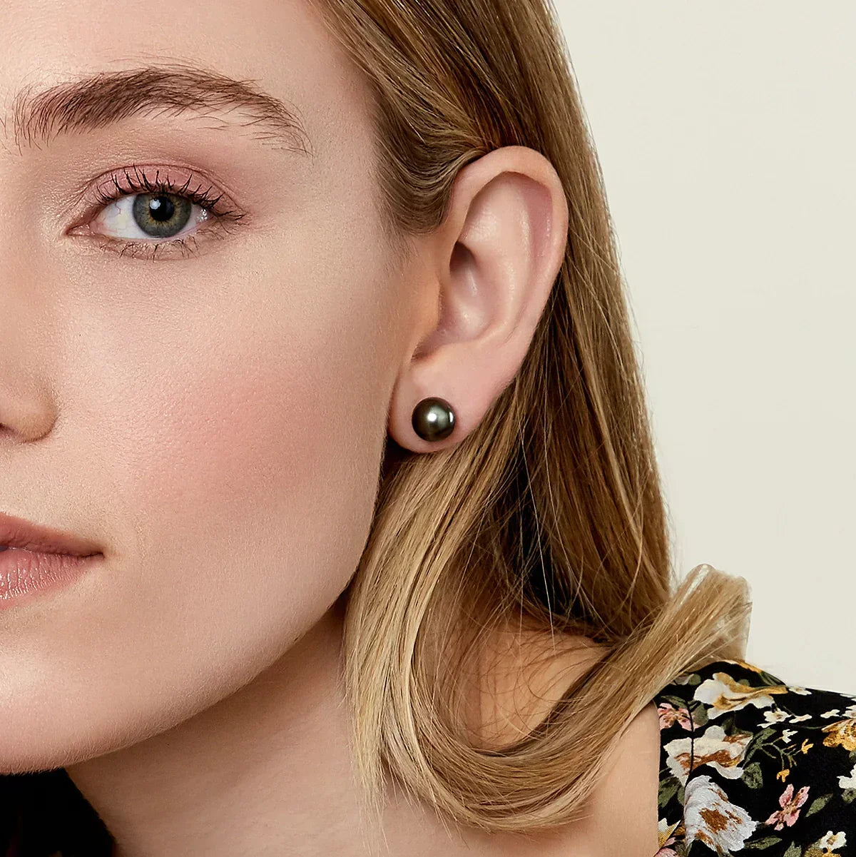 Elegant 7.0–8.0mm Tahitian Pearl Earrings
